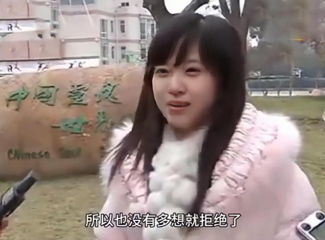 章泽天伦敦被偶遇,身后跟助理气场强大,脸小人美很惊艳