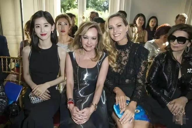 章泽天伦敦被偶遇,身后跟助理气场强大,脸小人美很惊艳