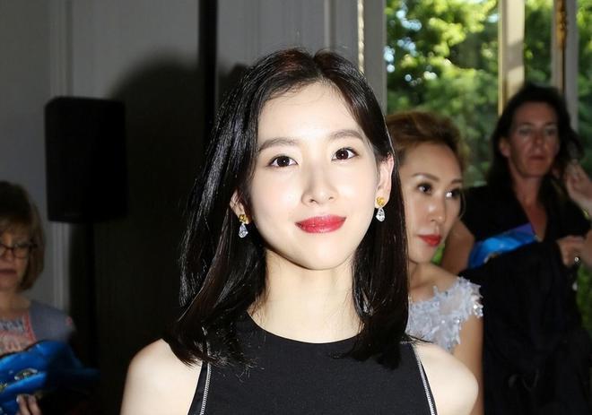 章泽天伦敦被偶遇,身后跟助理气场强大,脸小人美很惊艳