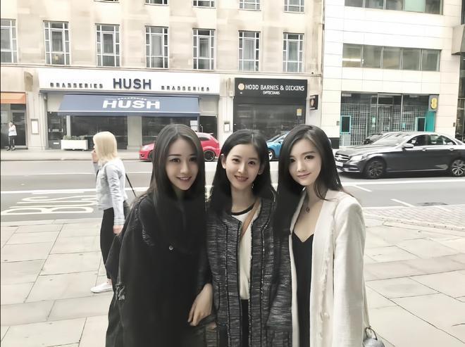 章泽天伦敦被偶遇,身后跟助理气场强大,脸小人美很惊艳