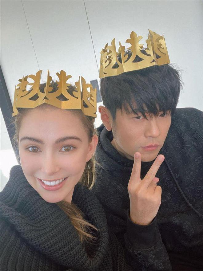 昆凌晒亲密照为周杰伦庆生!两儿女罕见露面