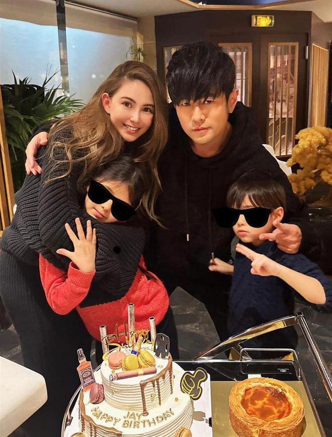 昆凌晒亲密照为周杰伦庆生!两儿女罕见露面