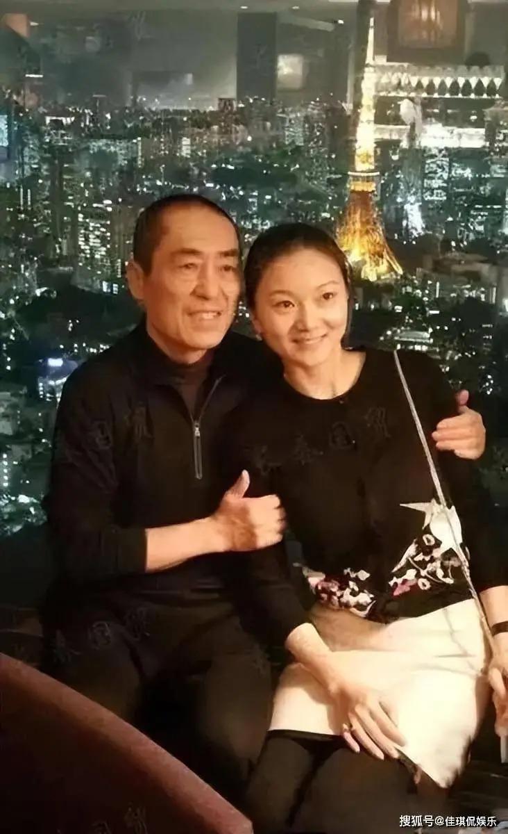 张艺谋现任妻儿和前妻之女同乐！罕晒三世同堂大合照