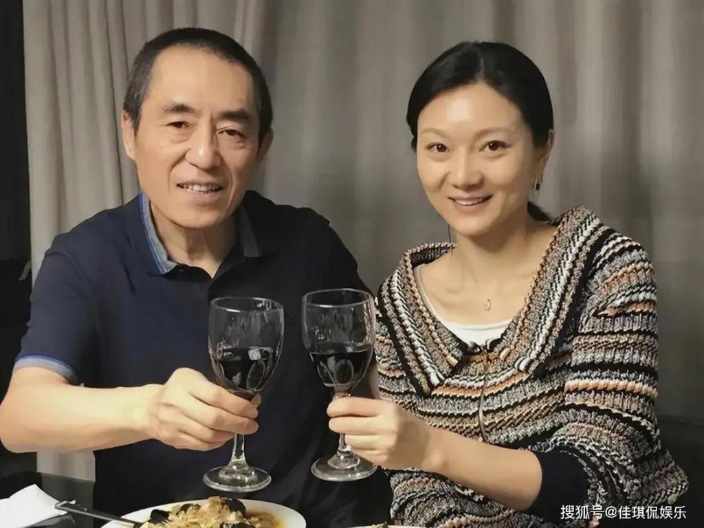 张艺谋现任妻儿和前妻之女同乐！罕晒三世同堂大合照