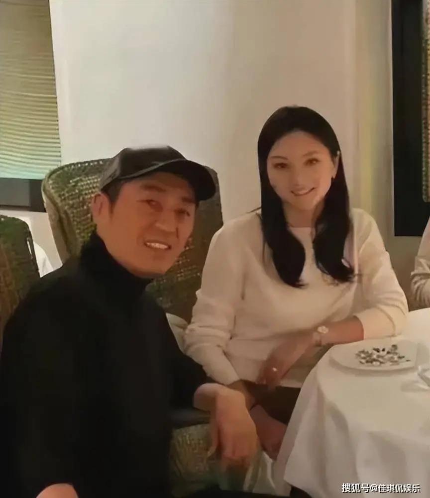 张艺谋现任妻儿和前妻之女同乐！罕晒三世同堂大合照