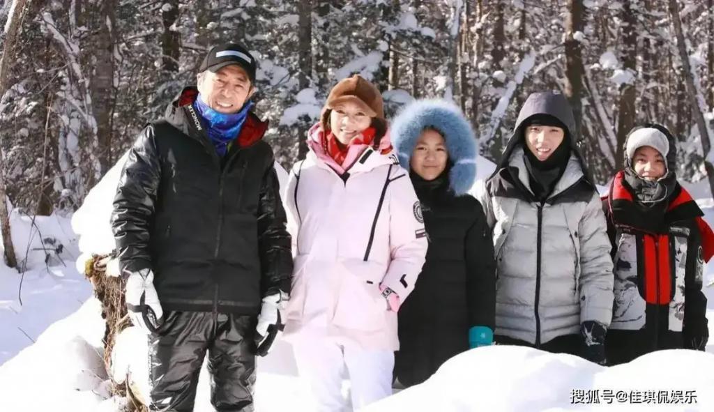 张艺谋现任妻儿和前妻之女同乐！罕晒三世同堂大合照