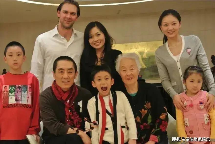 张艺谋现任妻儿和前妻之女同乐！罕晒三世同堂大合照