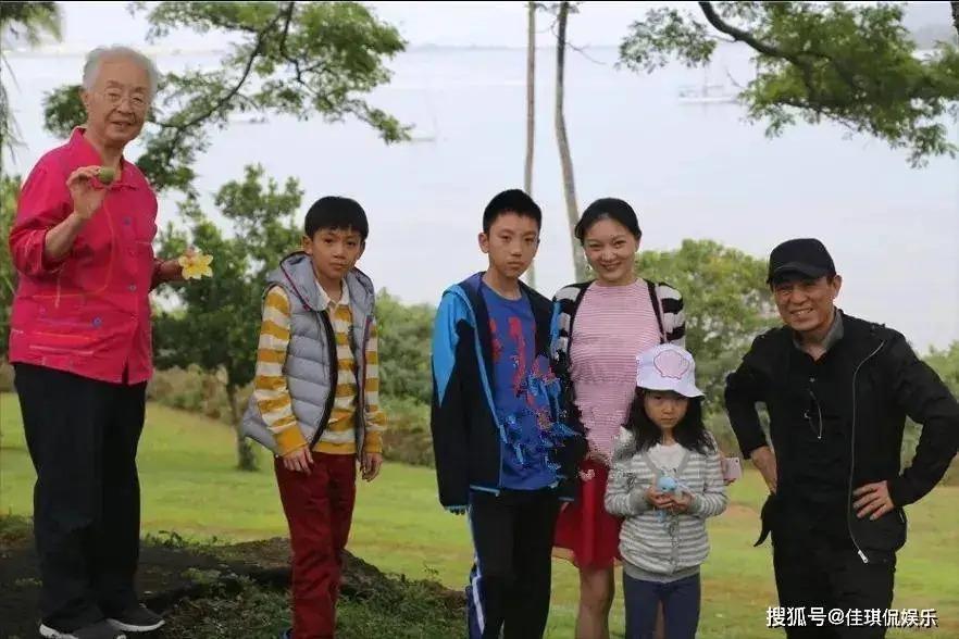 张艺谋现任妻儿和前妻之女同乐！罕晒三世同堂大合照