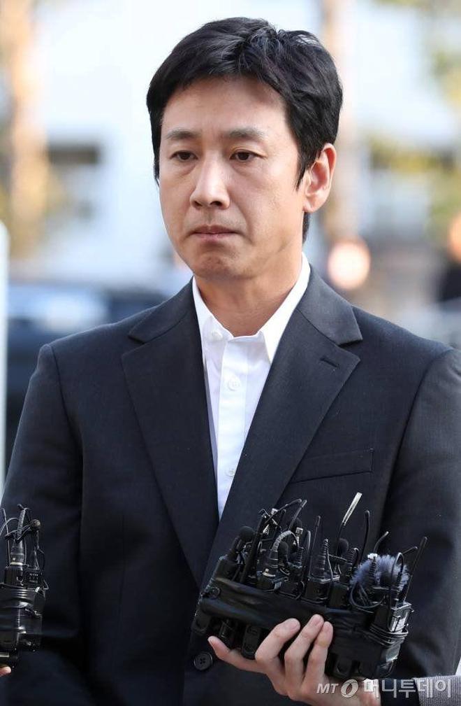 韩国30岁歌手向警方自首吸毒，很亢奋被质疑吸嗨了