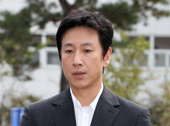 韩国30岁歌手向警方自首吸毒，很亢奋被质疑吸嗨了