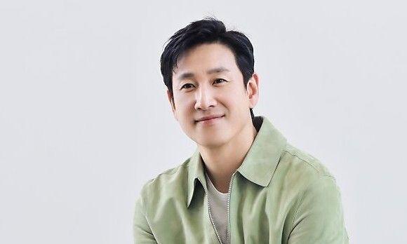 韩国30岁歌手向警方自首吸毒，很亢奋被质疑吸嗨了