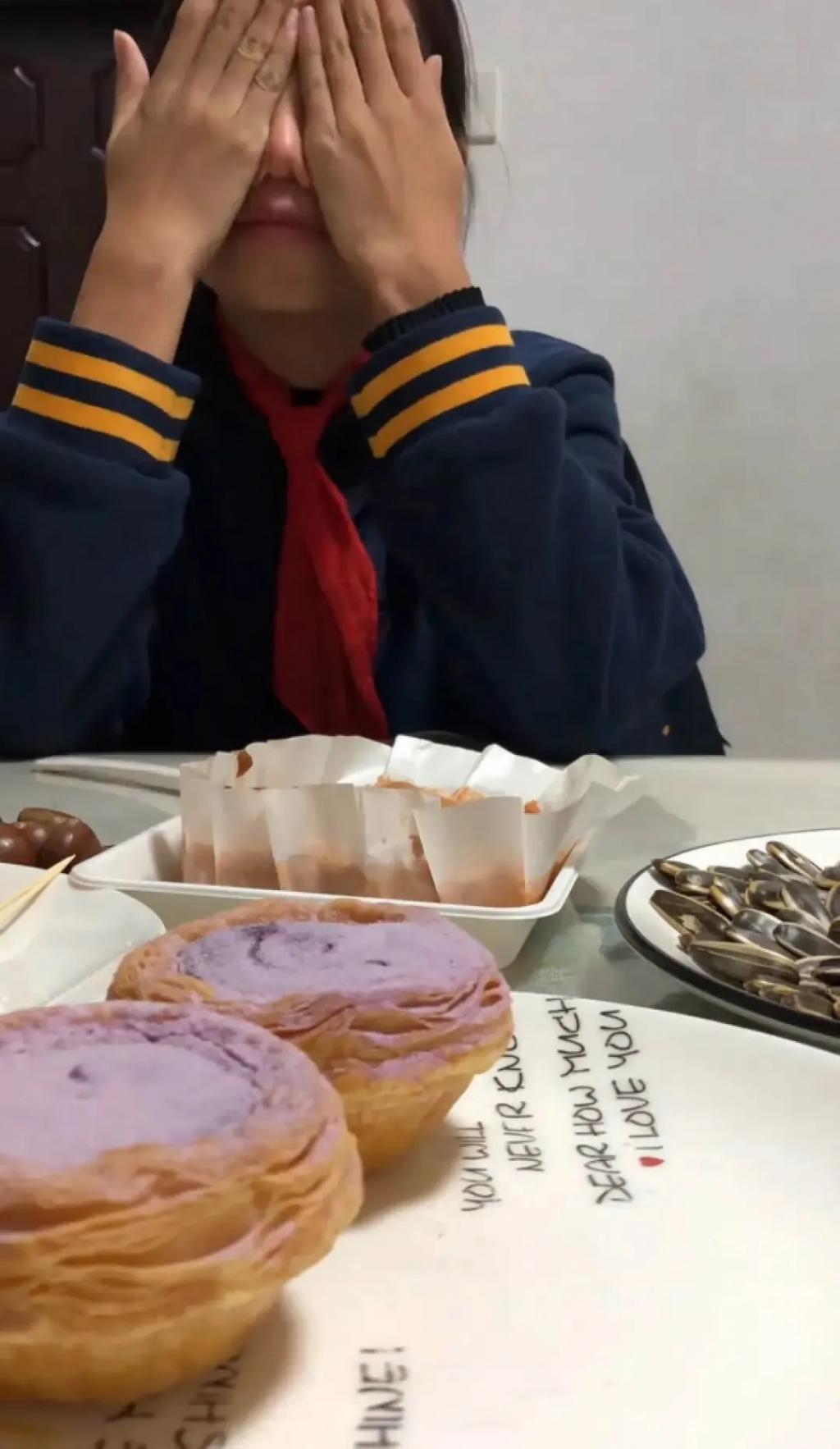 3块钱的礼物，给她高兴坏了？