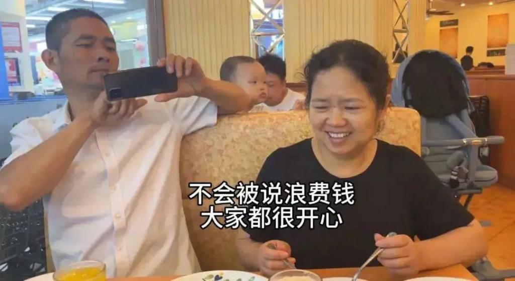 3块钱的礼物，给她高兴坏了？