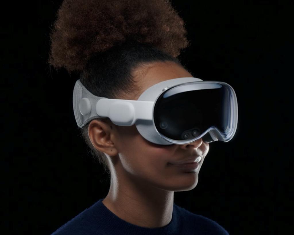 Vision Pro是“奢华的过去”，R1才是“简约的未来”？