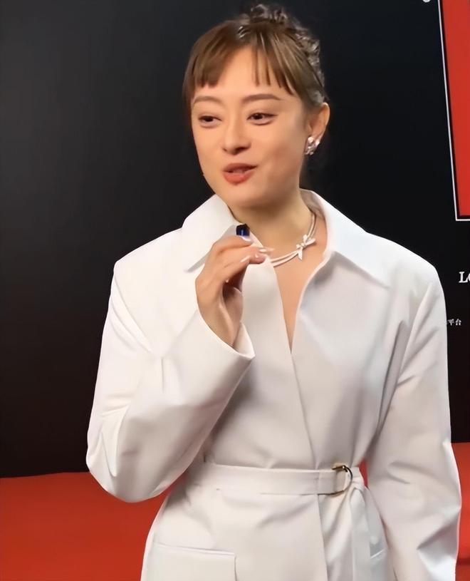 生图翻车后，孙俪陪娃打球打扮时髦，12岁等等风格大变太帅气！