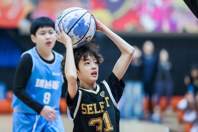 生图翻车后，孙俪陪娃打球打扮时髦，12岁等等风格大变太帅气！