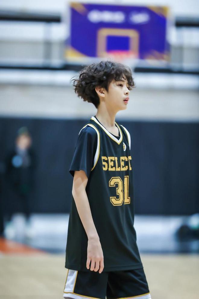 生图翻车后，孙俪陪娃打球打扮时髦，12岁等等风格大变太帅气！