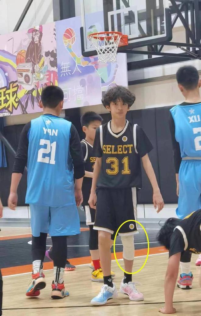 生图翻车后，孙俪陪娃打球打扮时髦，12岁等等风格大变太帅气！