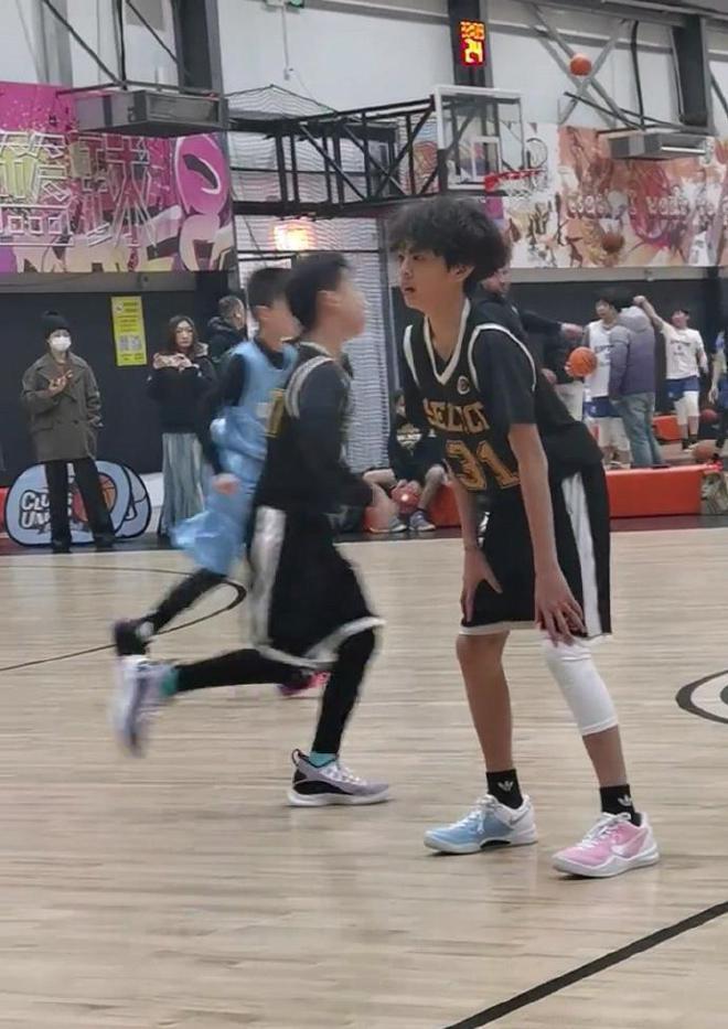 生图翻车后，孙俪陪娃打球打扮时髦，12岁等等风格大变太帅气！