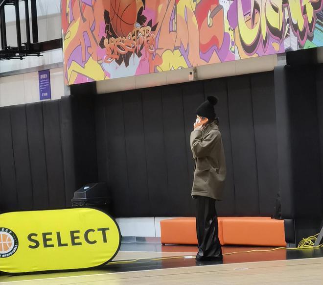 生图翻车后，孙俪陪娃打球打扮时髦，12岁等等风格大变太帅气！