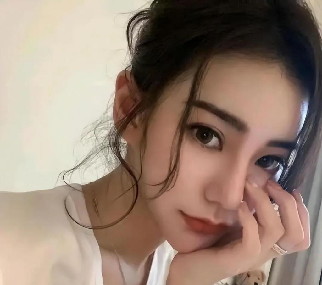 汪小菲维护新女友，狂赞女方现实更美，张颖颖深夜痛哭