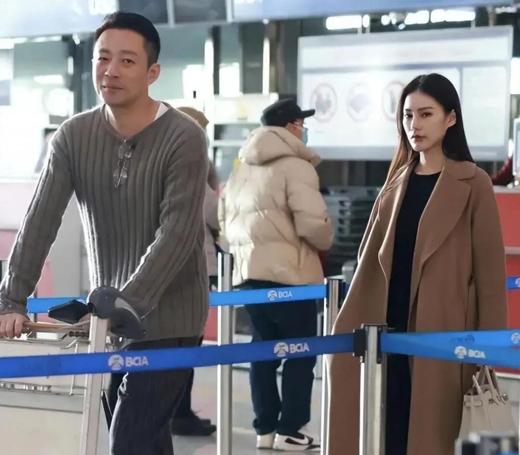 汪小菲维护新女友，狂赞女方现实更美，张颖颖深夜痛哭