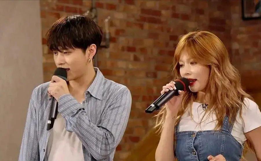 泫雅大方认爱！官宣和男星龙俊亨恋情，高调晒出牵手照