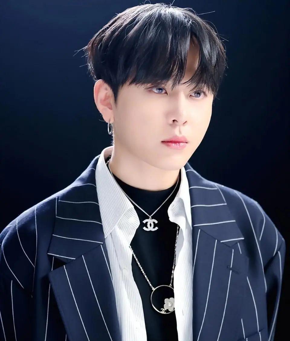 泫雅大方认爱！官宣和男星龙俊亨恋情，高调晒出牵手照