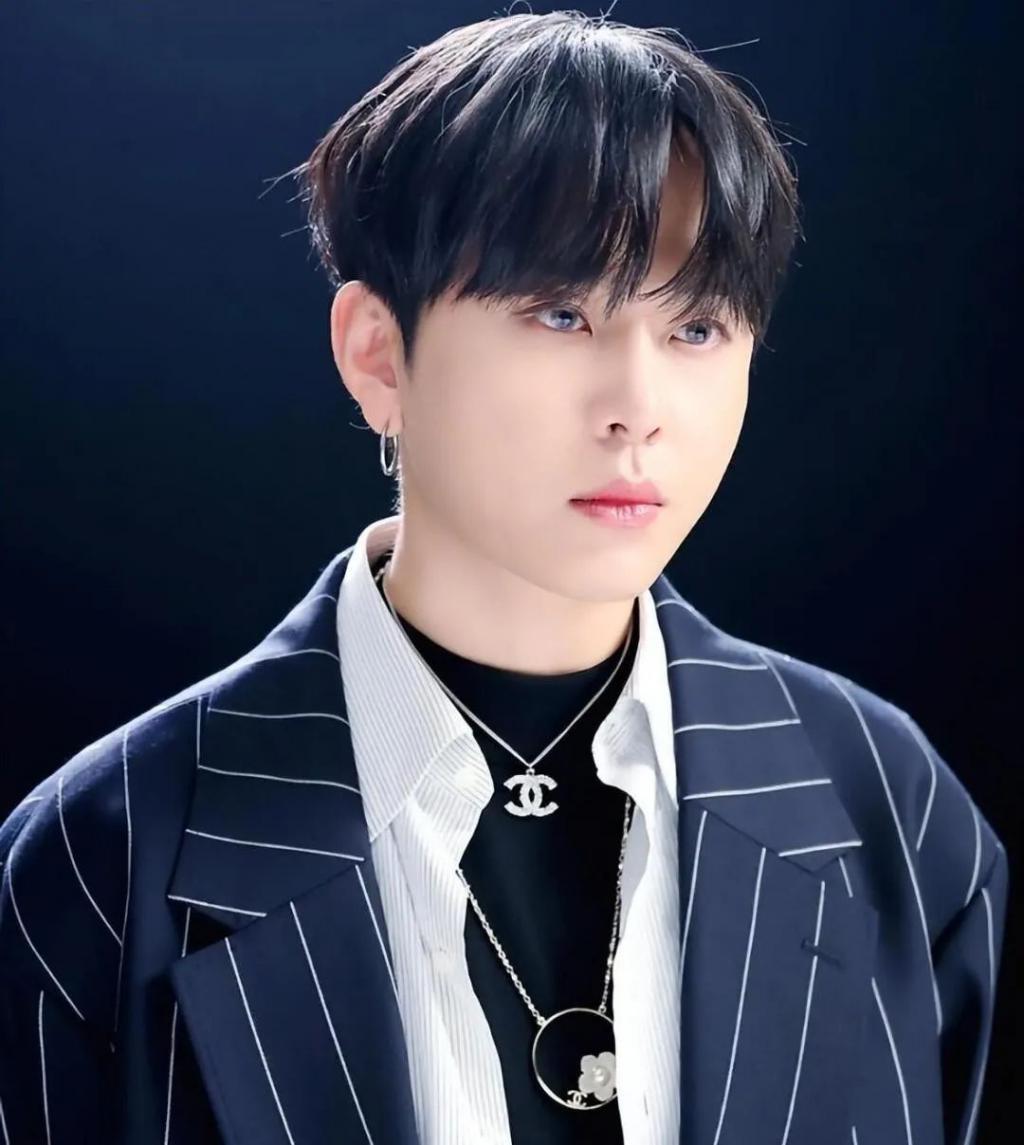 泫雅大方认爱！官宣和男星龙俊亨恋情，高调晒出牵手照