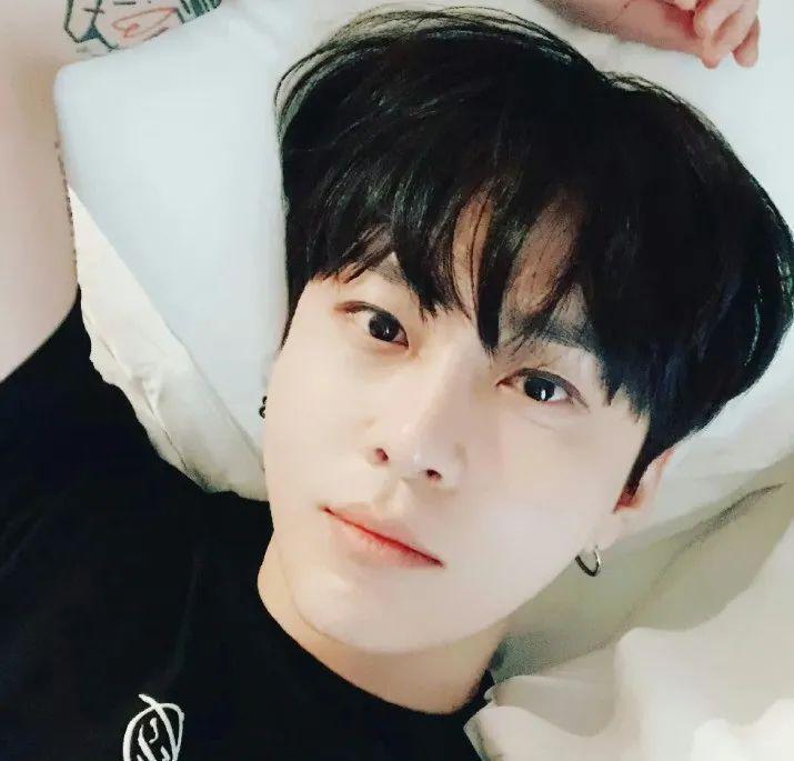 泫雅大方认爱！官宣和男星龙俊亨恋情，高调晒出牵手照