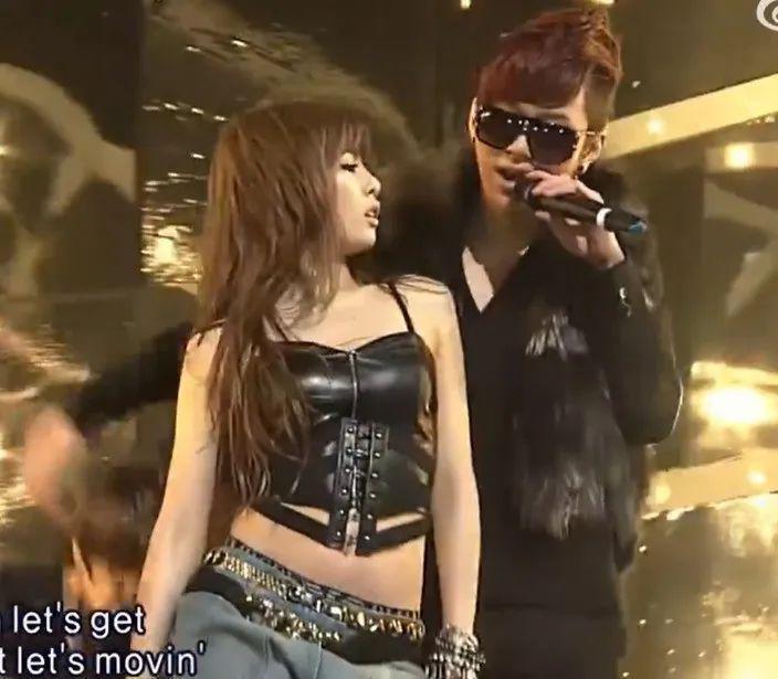 泫雅大方认爱！官宣和男星龙俊亨恋情，高调晒出牵手照