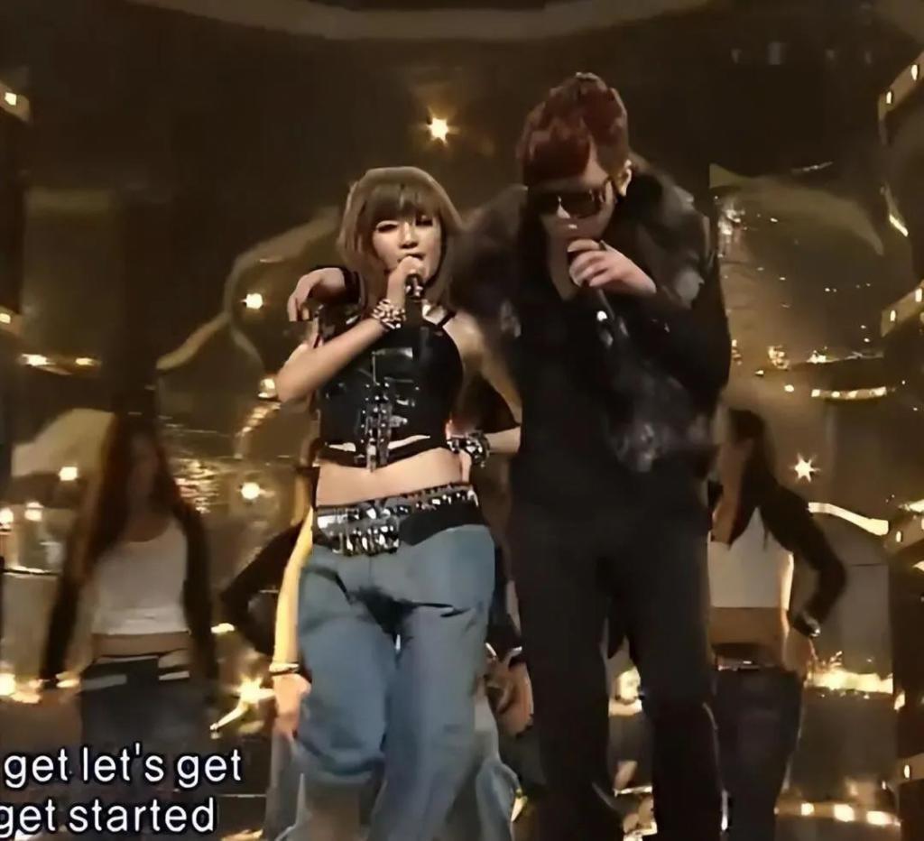 泫雅大方认爱！官宣和男星龙俊亨恋情，高调晒出牵手照