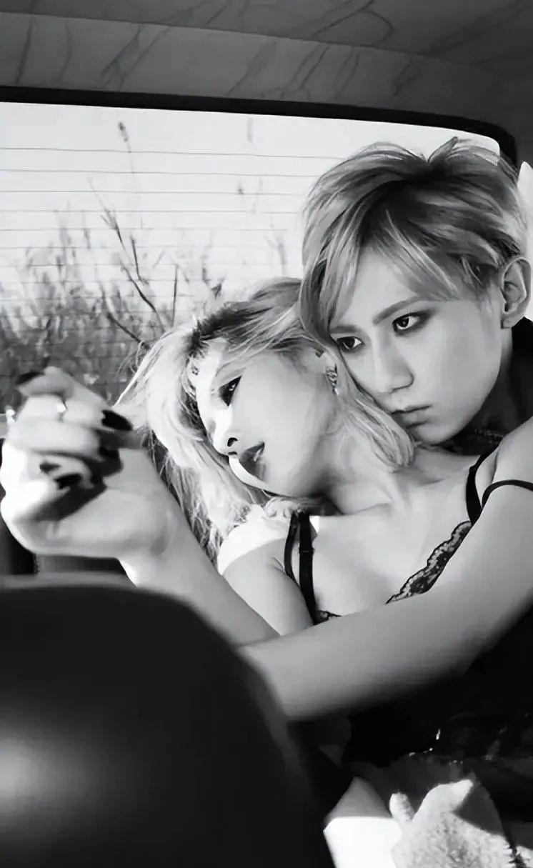 泫雅大方认爱！官宣和男星龙俊亨恋情，高调晒出牵手照