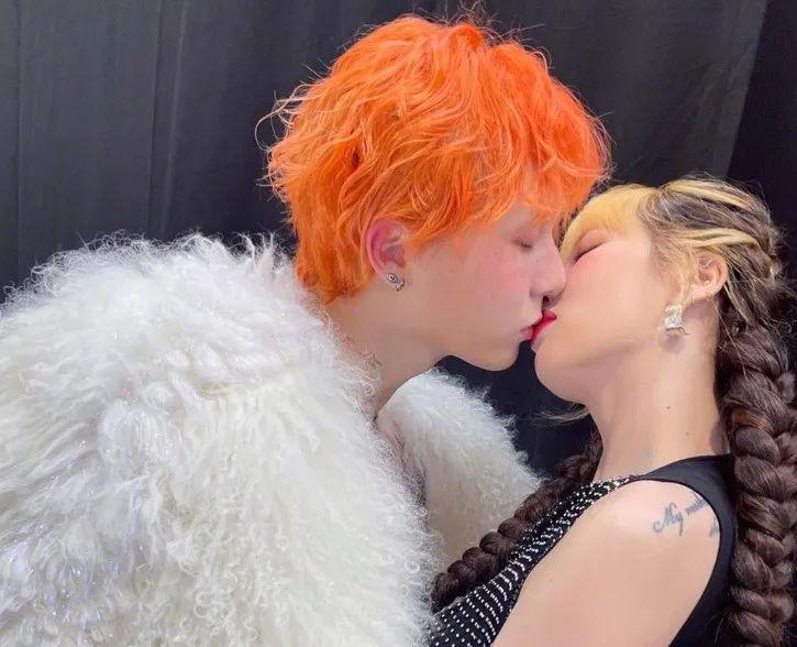 泫雅大方认爱！官宣和男星龙俊亨恋情，高调晒出牵手照