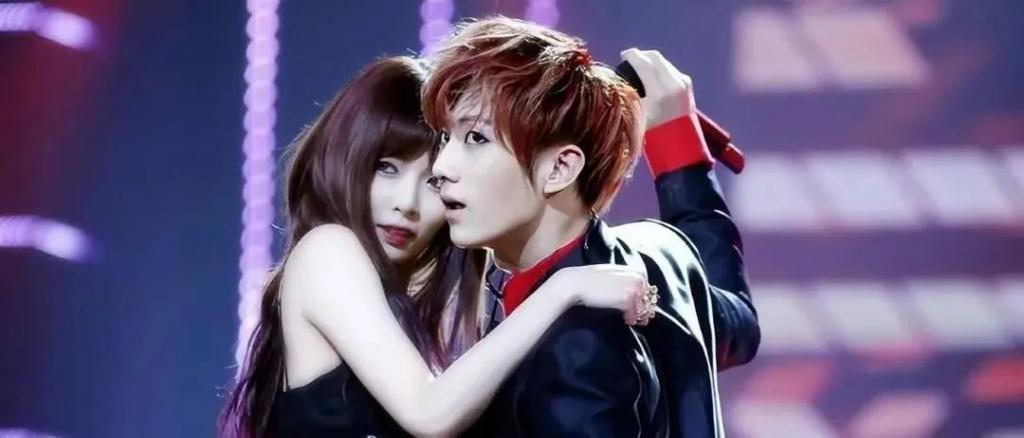 泫雅大方认爱！官宣和男星龙俊亨恋情，高调晒出牵手照