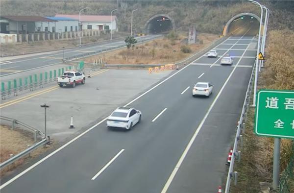 130km/h无法刹车被顶停 车评人质疑：手动挡丰田卡罗拉 怎么做到的