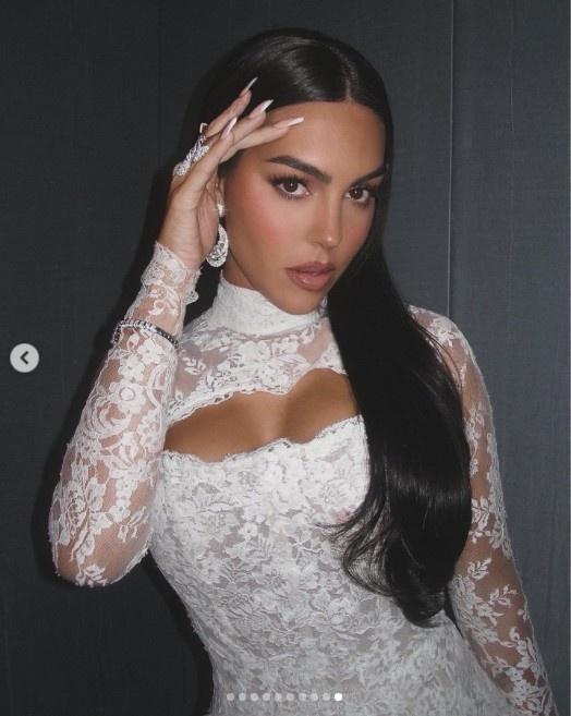 乔治娜社媒晒照：陪我的一生挚爱、世界最佳出席颁奖典礼