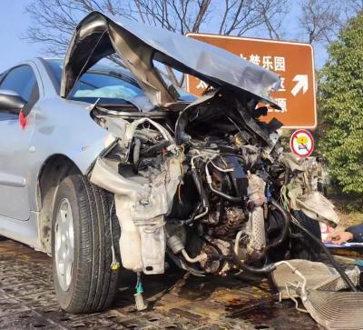 小车高速爆胎飞旋4圈 司机毫发无伤：系安全带重要性