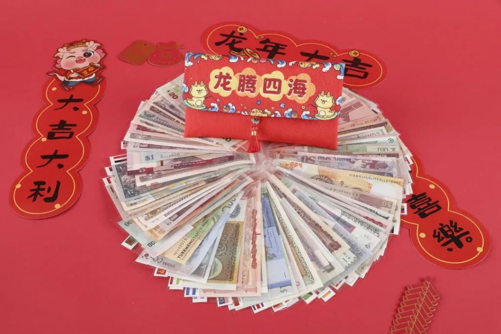 红包界劳斯*斯，把100国100张外币塞进红包，隔壁小孩都馋哭了！