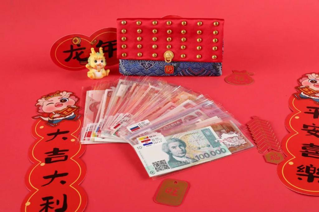 红包界劳斯*斯，把100国100张外币塞进红包，隔壁小孩都馋哭了！