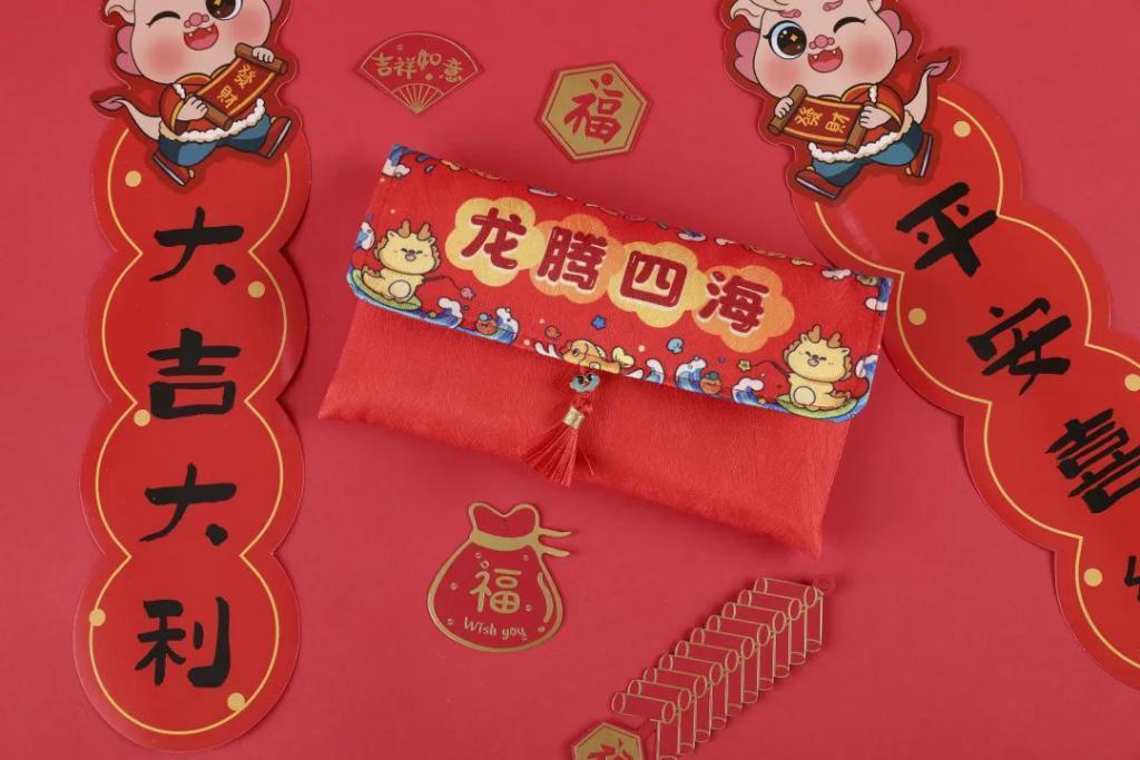 红包界劳斯*斯，把100国100张外币塞进红包，隔壁小孩都馋哭了！