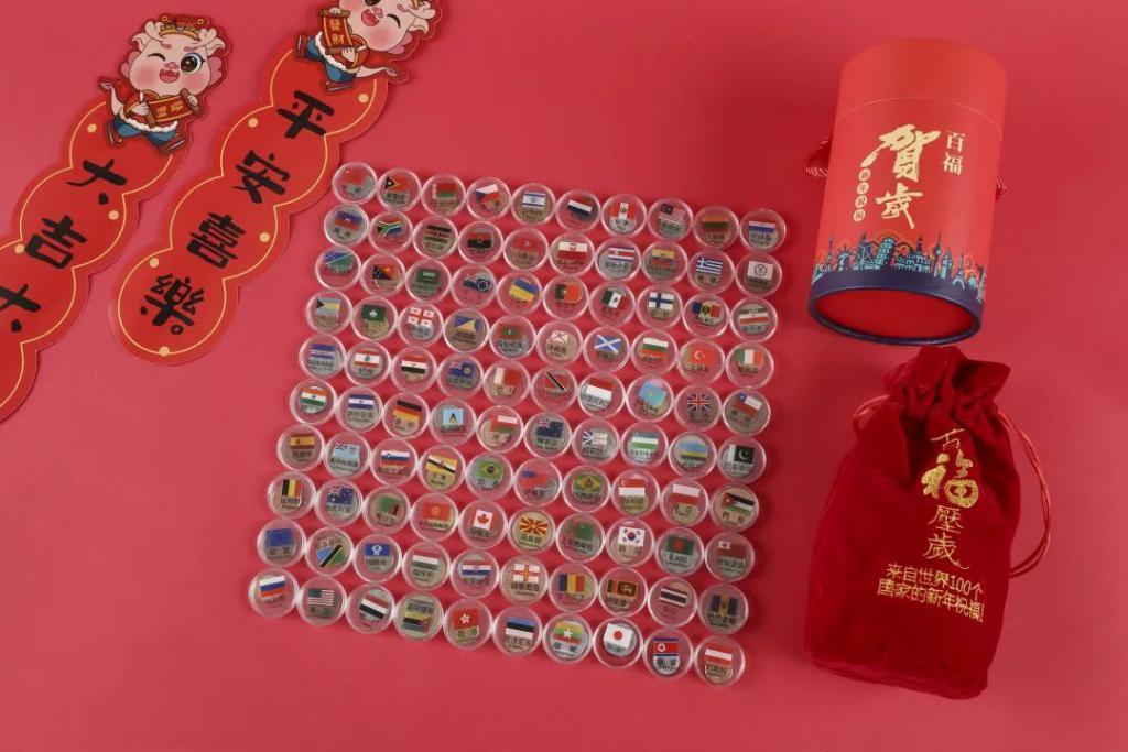 红包界劳斯*斯，把100国100张外币塞进红包，隔壁小孩都馋哭了！