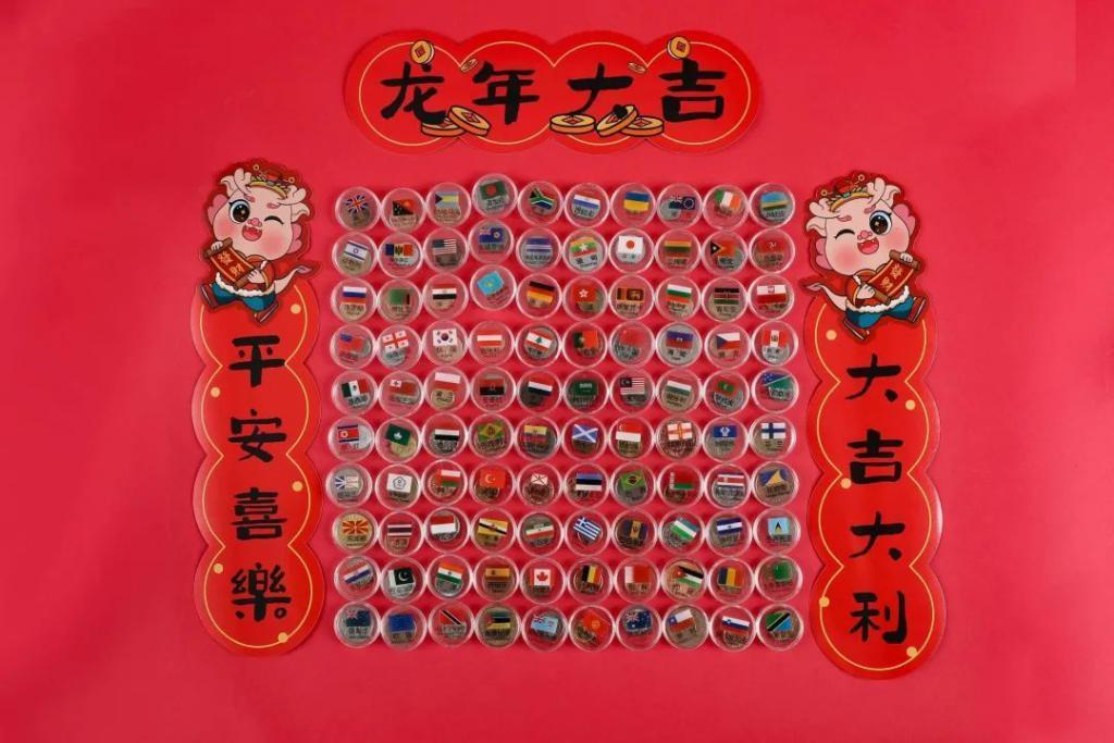 红包界劳斯*斯，把100国100张外币塞进红包，隔壁小孩都馋哭了！
