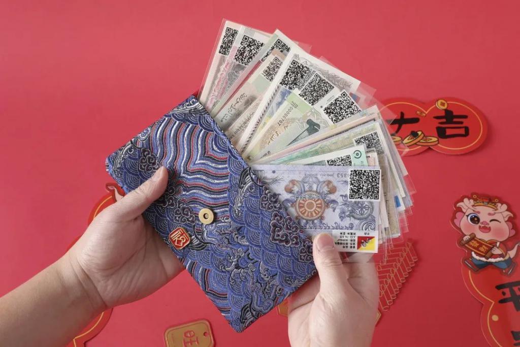 红包界劳斯*斯，把100国100张外币塞进红包，隔壁小孩都馋哭了！