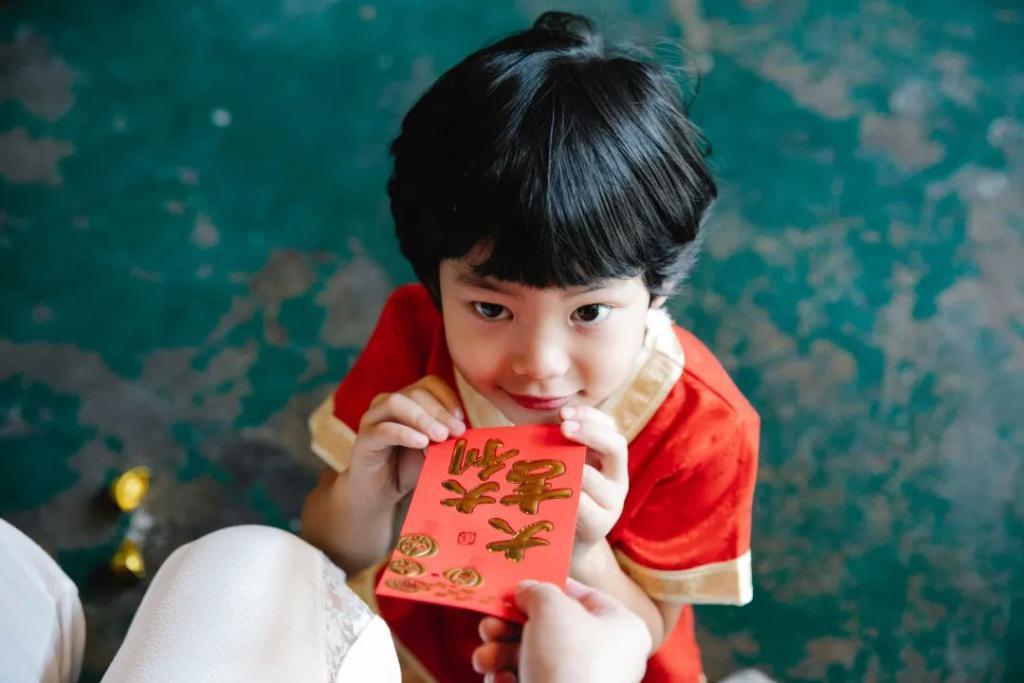 红包界劳斯*斯，把100国100张外币塞进红包，隔壁小孩都馋哭了！