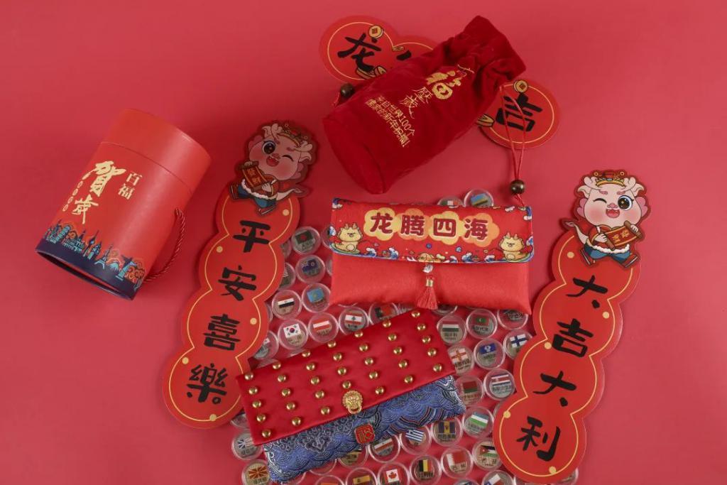 红包界劳斯*斯，把100国100张外币塞进红包，隔壁小孩都馋哭了！