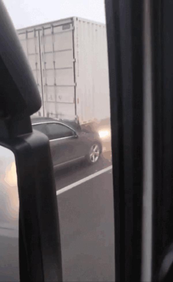 大货车失控撞上追尾轿车：旁车司机拍下骇人一幕