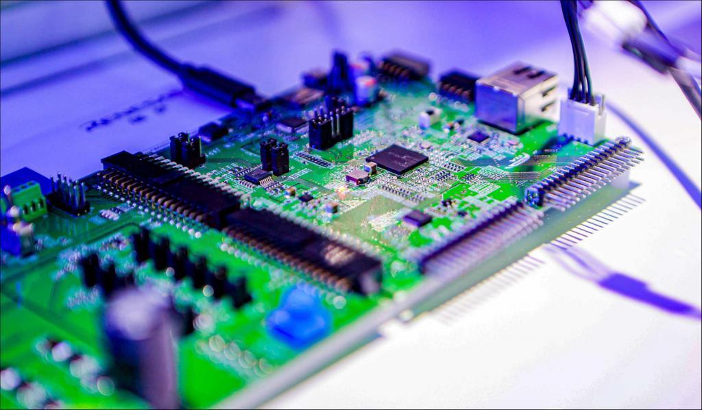 华为攻势凶猛，黄仁勋来华抚客