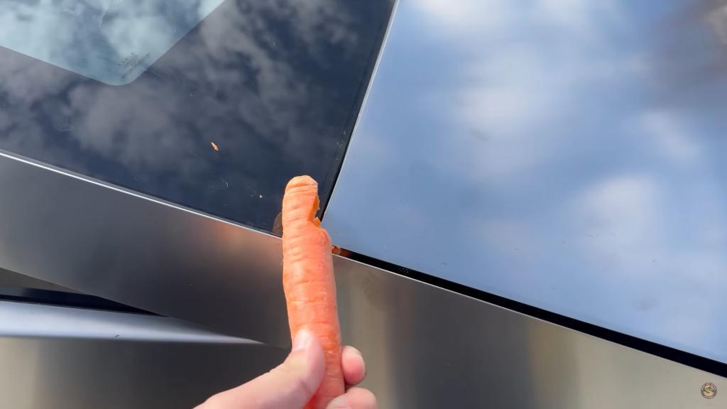 车主实测特斯拉 Cybertruck 前备箱防夹功能：手指惨被夹住