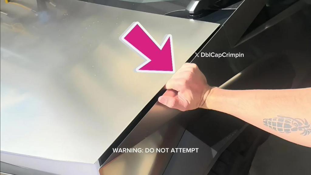 车主实测特斯拉 Cybertruck 前备箱防夹功能：手指惨被夹住
